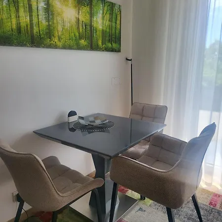 Mona Mia Apartament *